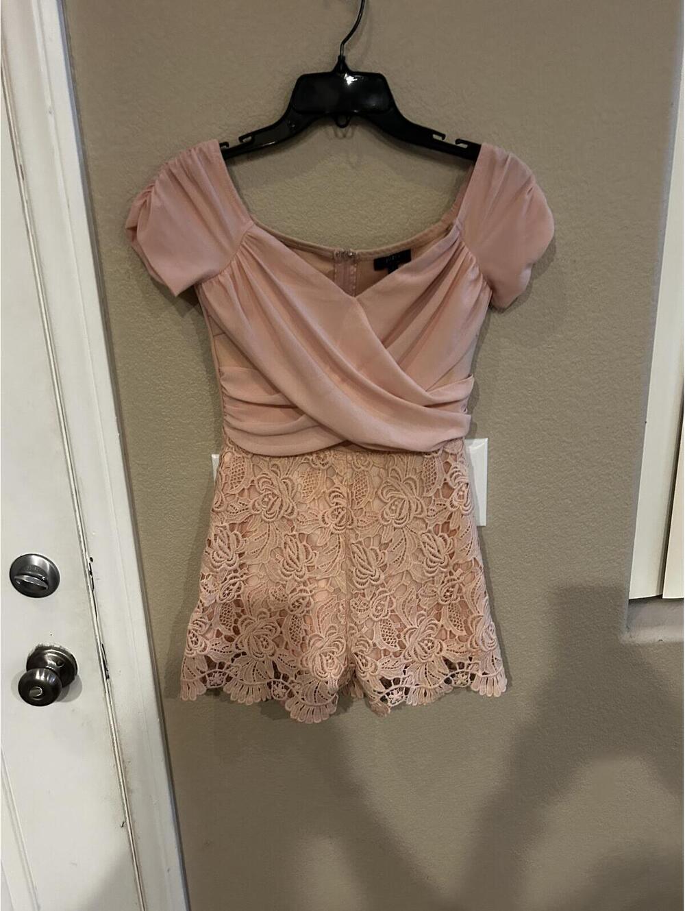 Privy Peach Lace/Crochet Romper Size Small